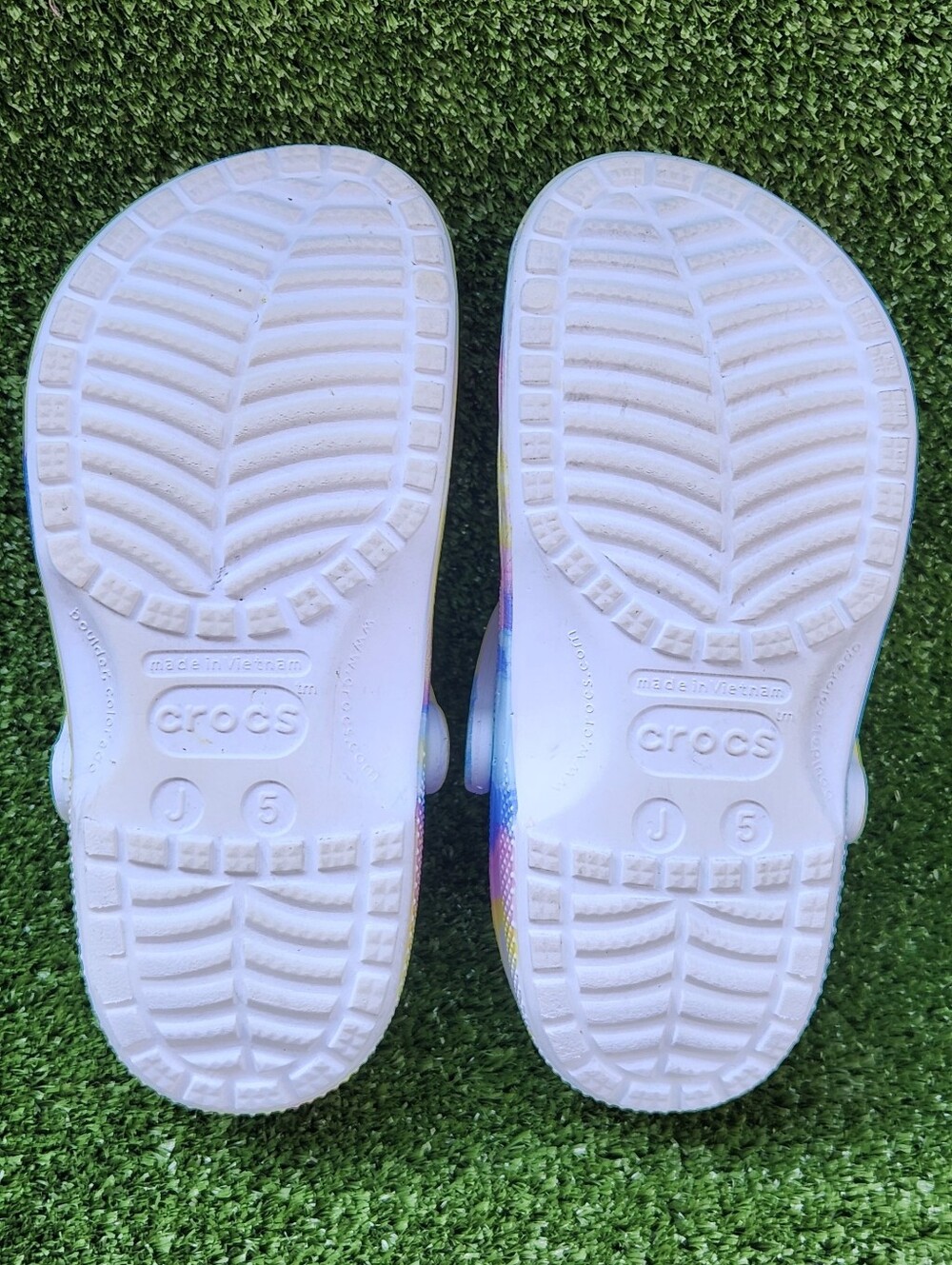 CROCS Classic Tie-Dye Graphic Clogs Jibbitzs Included Size J5 Big Girls Youth - Picture 14 of 16